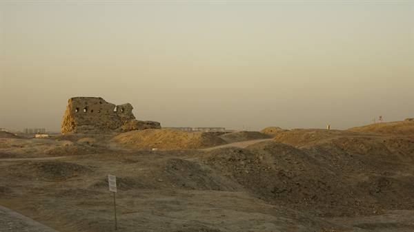 Antiche rovine di fortezza in mattoni di terra tra le dune sabbiose