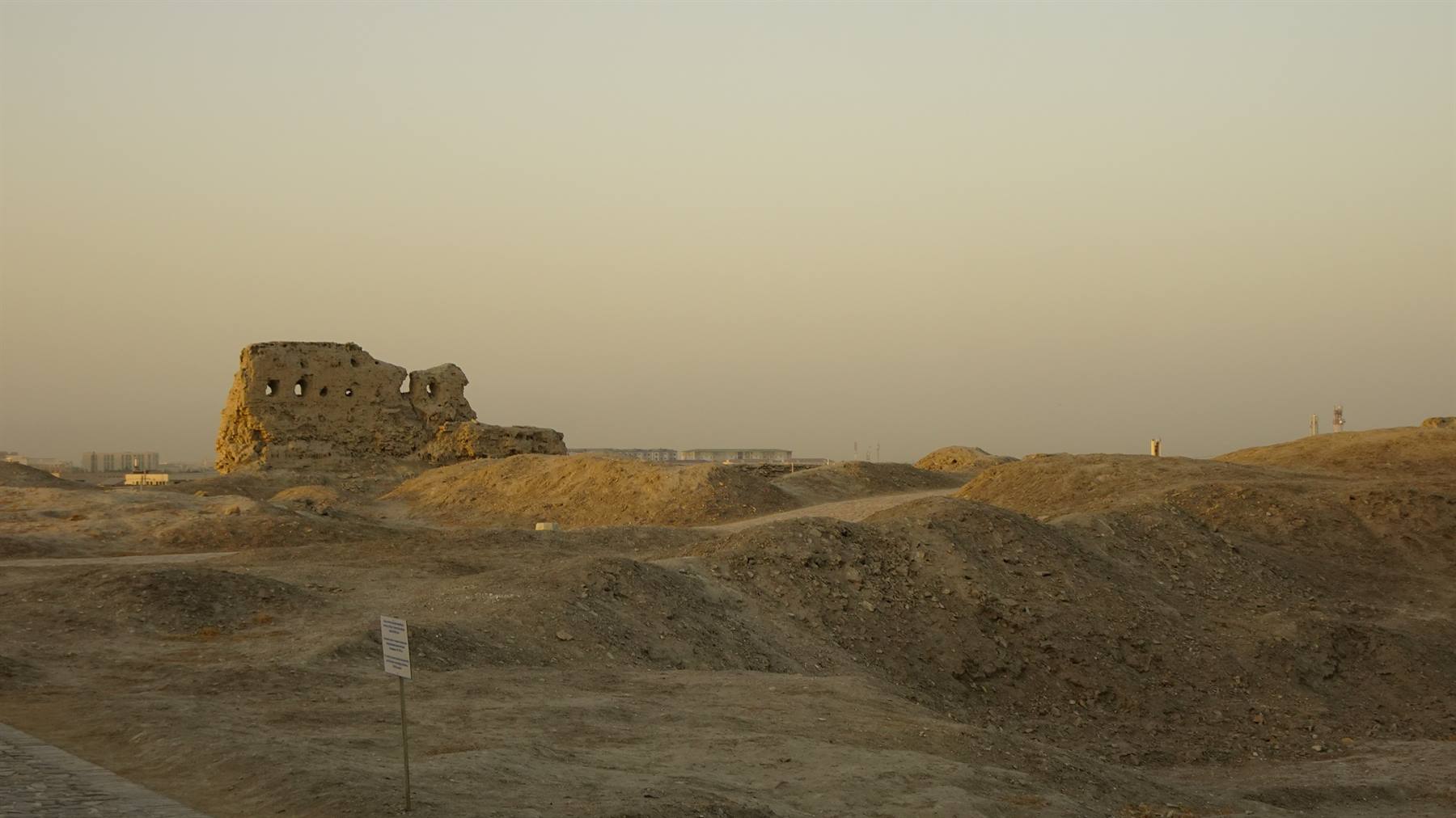 Antiche rovine di fortezza in mattoni di terra tra le dune sabbiose