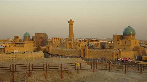 Bukhara: il minareto Kalyan e le cupole turchesi nella luce dorata