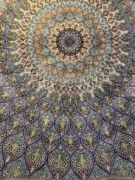 Tappeto persiano con motivo a mandala, ricamato in seta dai colori turchesi
