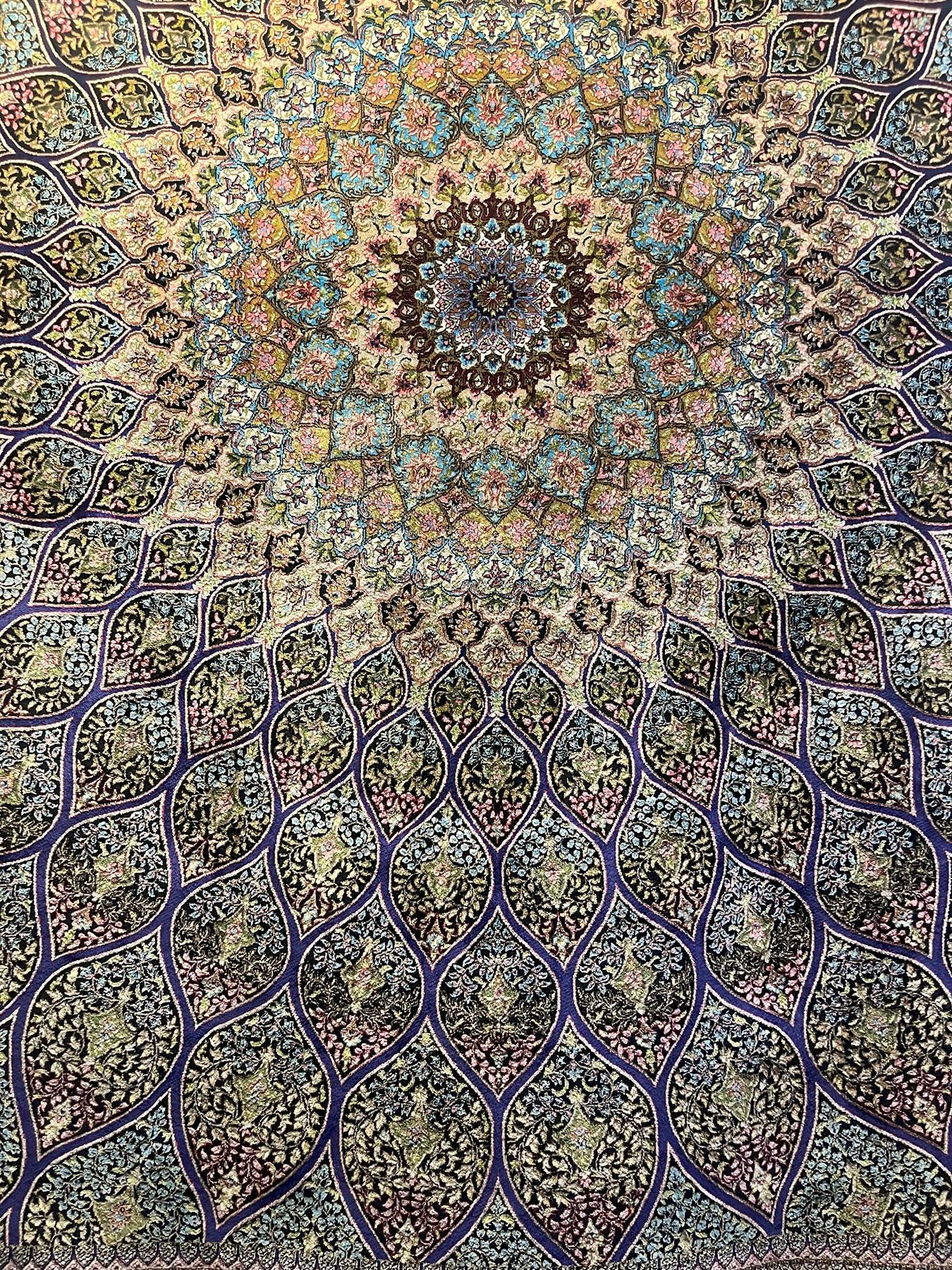 Tappeto persiano con motivo a mandala, ricamato in seta dai colori turchesi