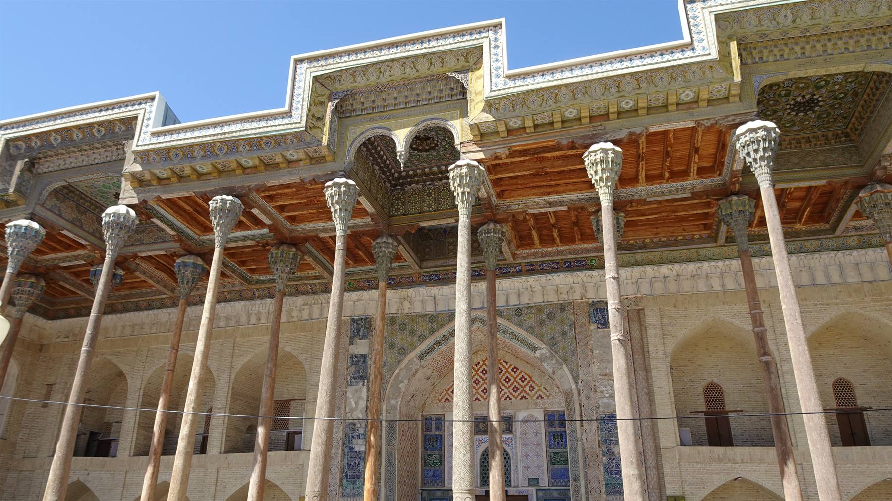 Le colonne di legno intagliato della moschea Bolo Hauz, a Bukhara