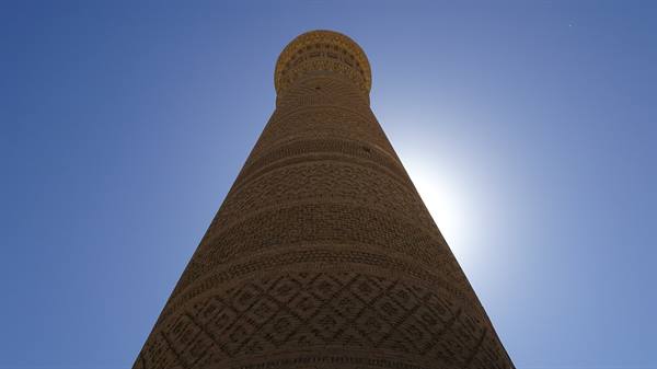 Il minareto Kalyan a Bukhara si erge verso il sole, mattoni decorati