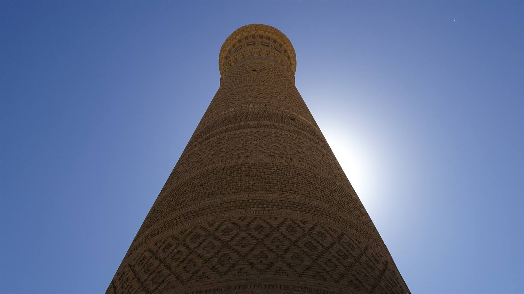 Il minareto Kalyan a Bukhara si erge verso il sole, mattoni decorati
