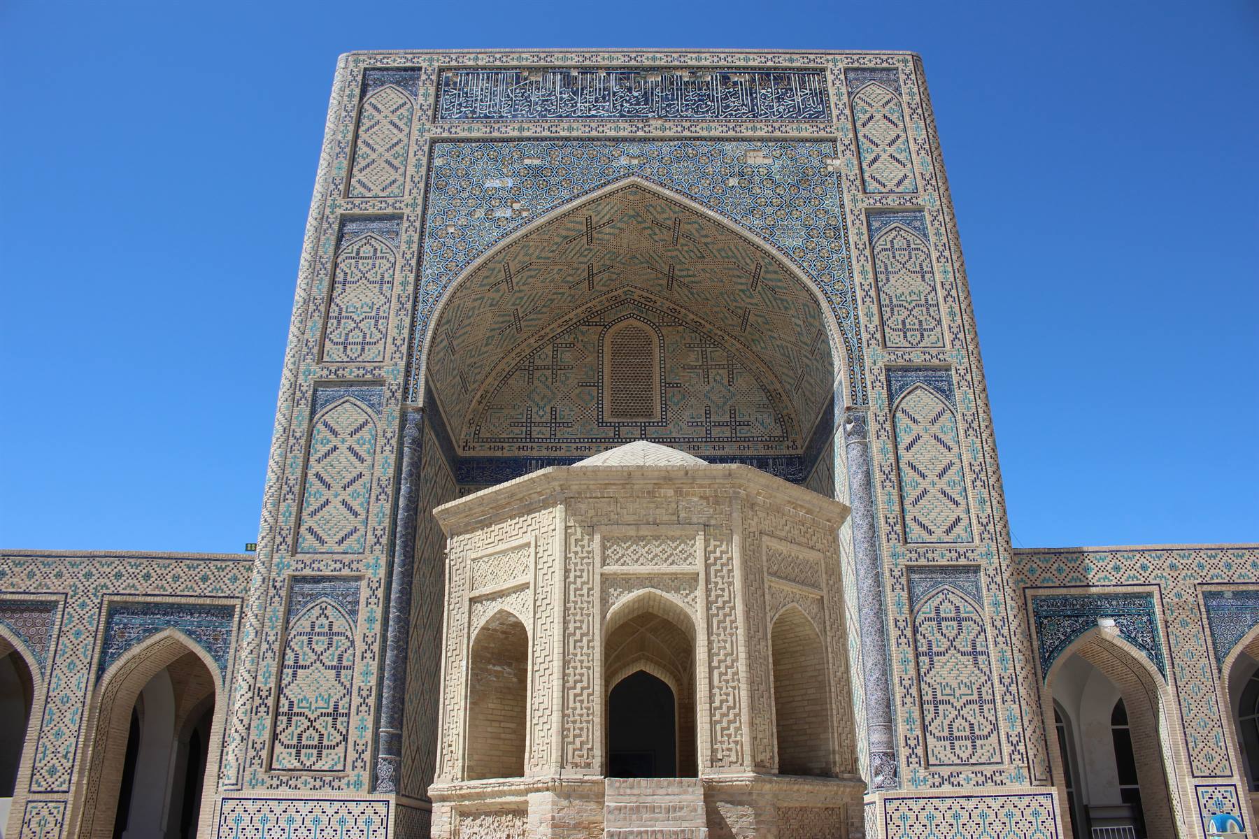 Bukhara: portale in mosaici blu e padiglione ottagonale in mattoni