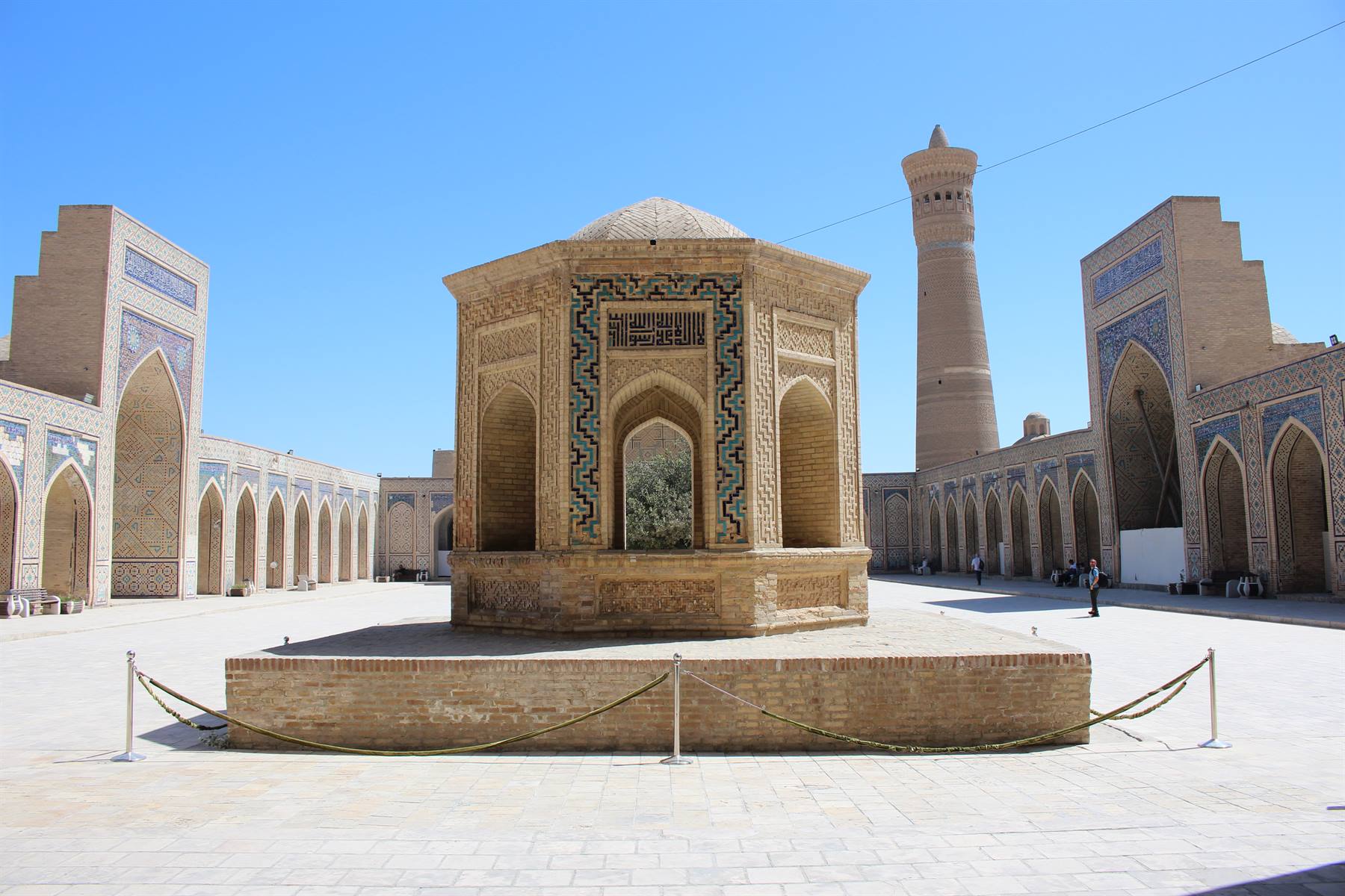 Bukhara: padiglione in mattoni nel cortile, dietro il minareto Kalyan