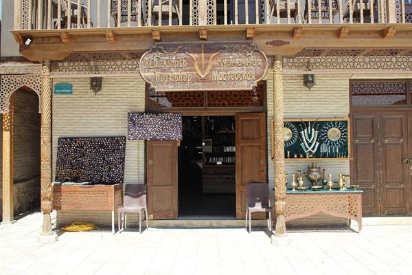 Negozio di coltelli artigianali a Bukhara, luce solare intensa