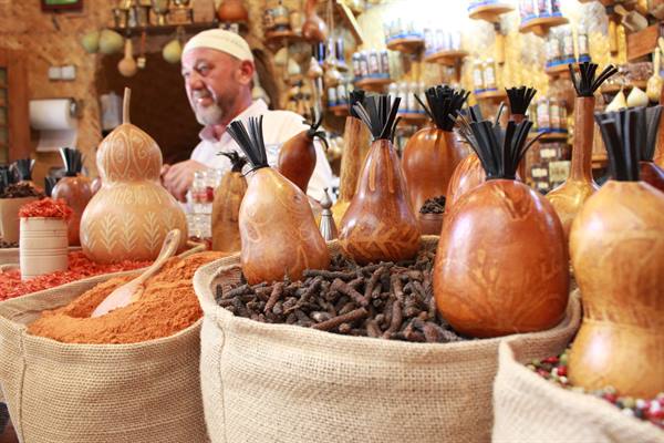 Mercato di Tashkent: zucchero, spezie e borse artigianali tra i sacchi di iuta