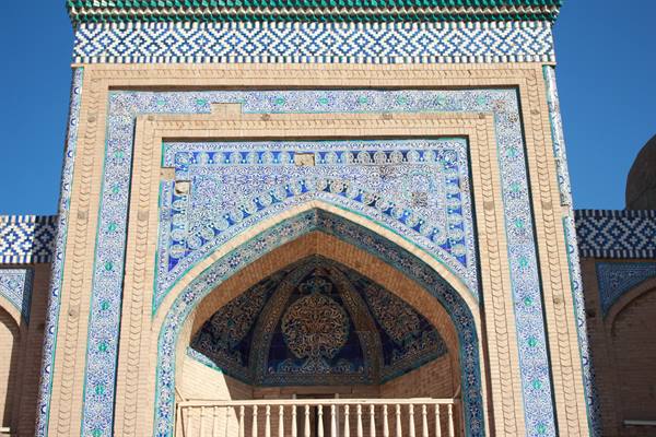 Portale in maiolica blu e verde di Khiva sotto il sole