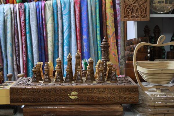 Scacchiera intagliata nel legno tra sete colorate al bazar
