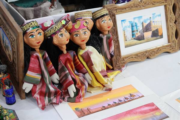 Bamboline artigianali in vestiti di seta e acquerelli, mercatino di Khiva