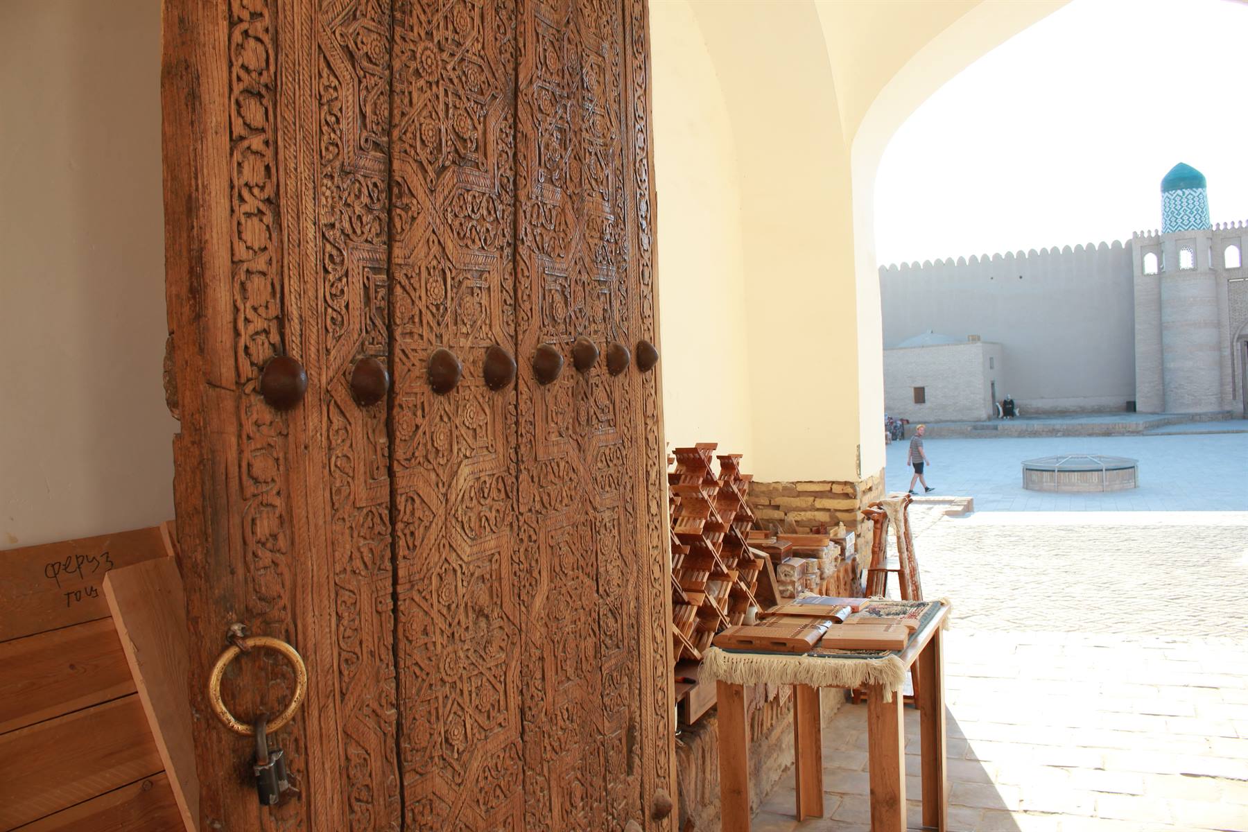 Porta intarsiata di legno con battenti metallici, oltre le mura di Khiva