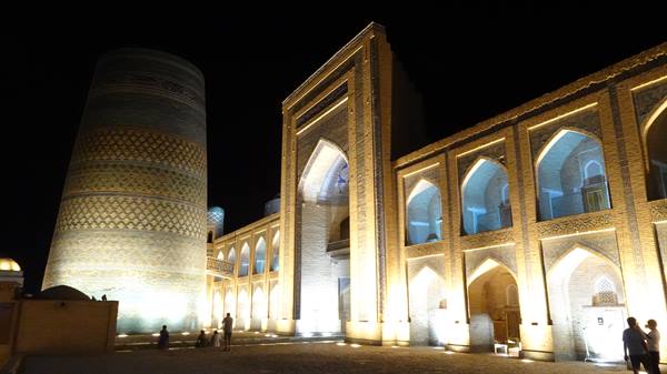 Khiva, il minareto di Kalta Minor e la medersa illuminati di notte