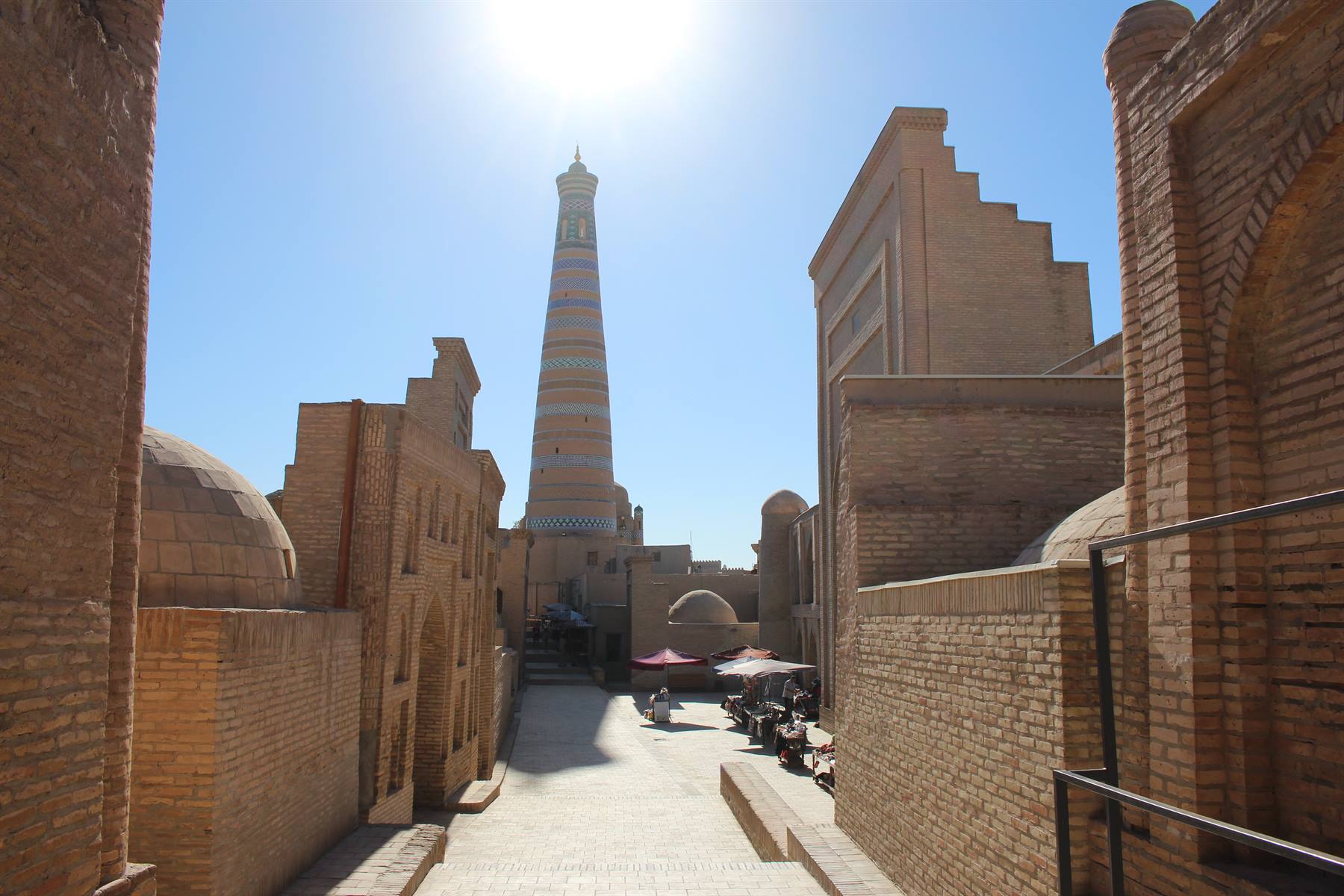 Il minareto di Islam Khoja svetta sui tetti in mattoni di Khiva
