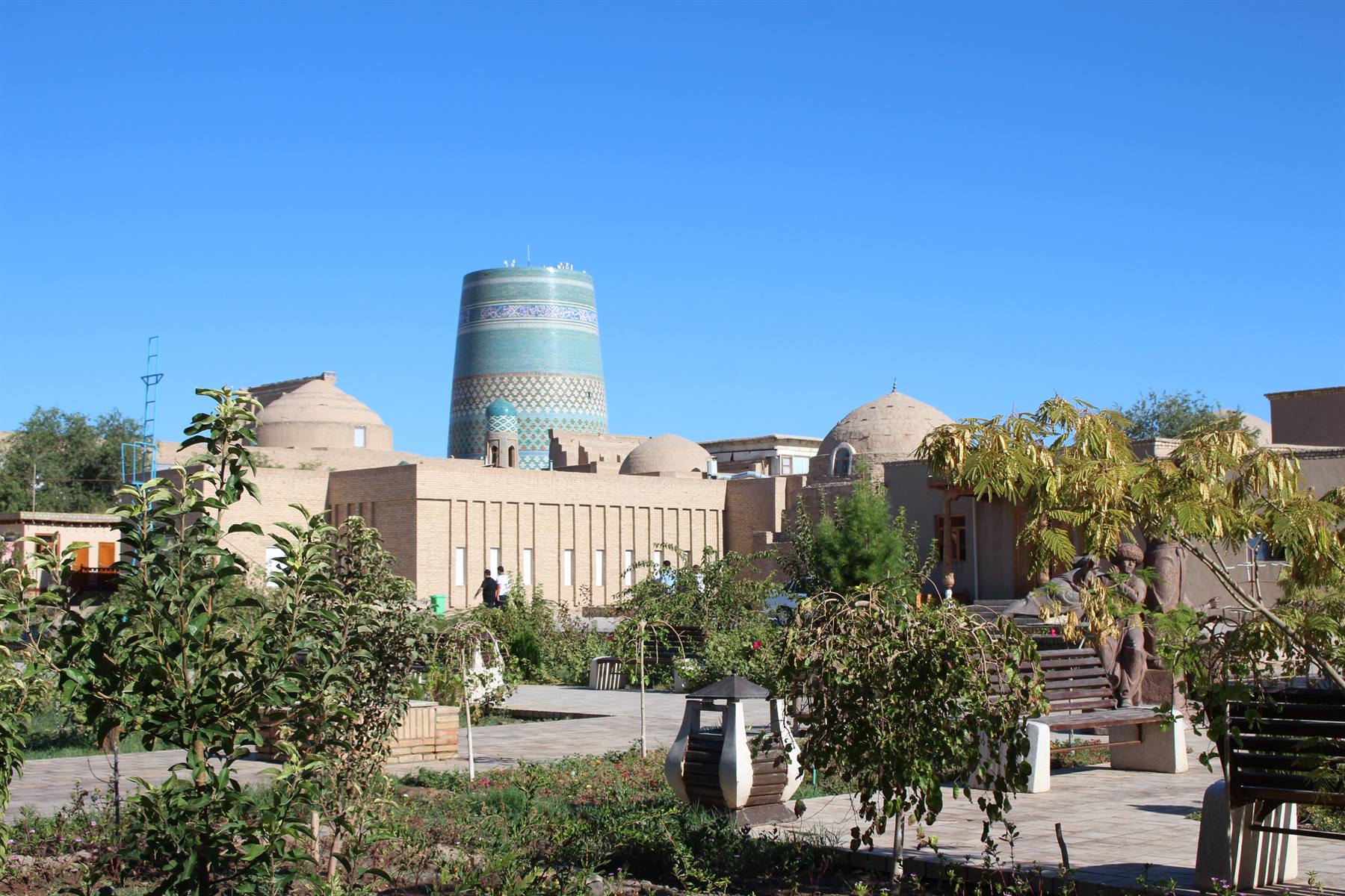 Kalta Minor incompiuto a Khiva, cupole e giardino al sole