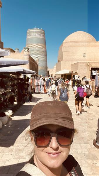 Selfie davanti al minareto Kalta Minor, Khiva, sole intenso