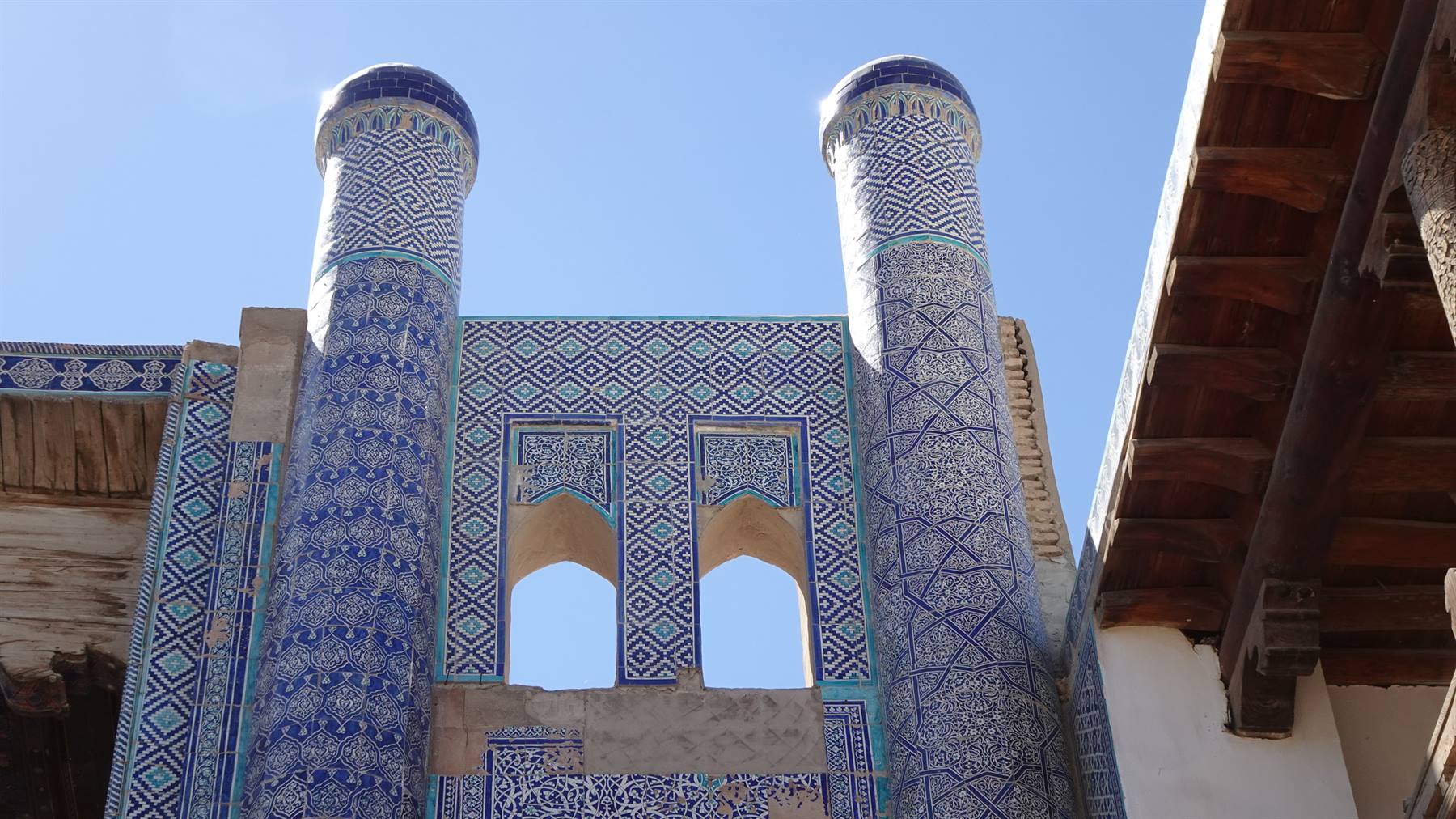 Minareti maiolicati blu e turchesi della porta di Khiva
