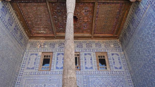 Colonna di legno intagliato sotto soffitto dipinto, maioliche blu, Khiva