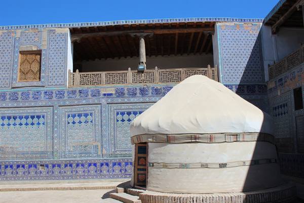 Yurta bianca nel cortile maiolicato blu della Palazzo Tash Hauli, Khiva