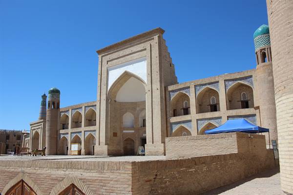 Madrasa in mattoni di argilla con maioliche turchesi a Khiva