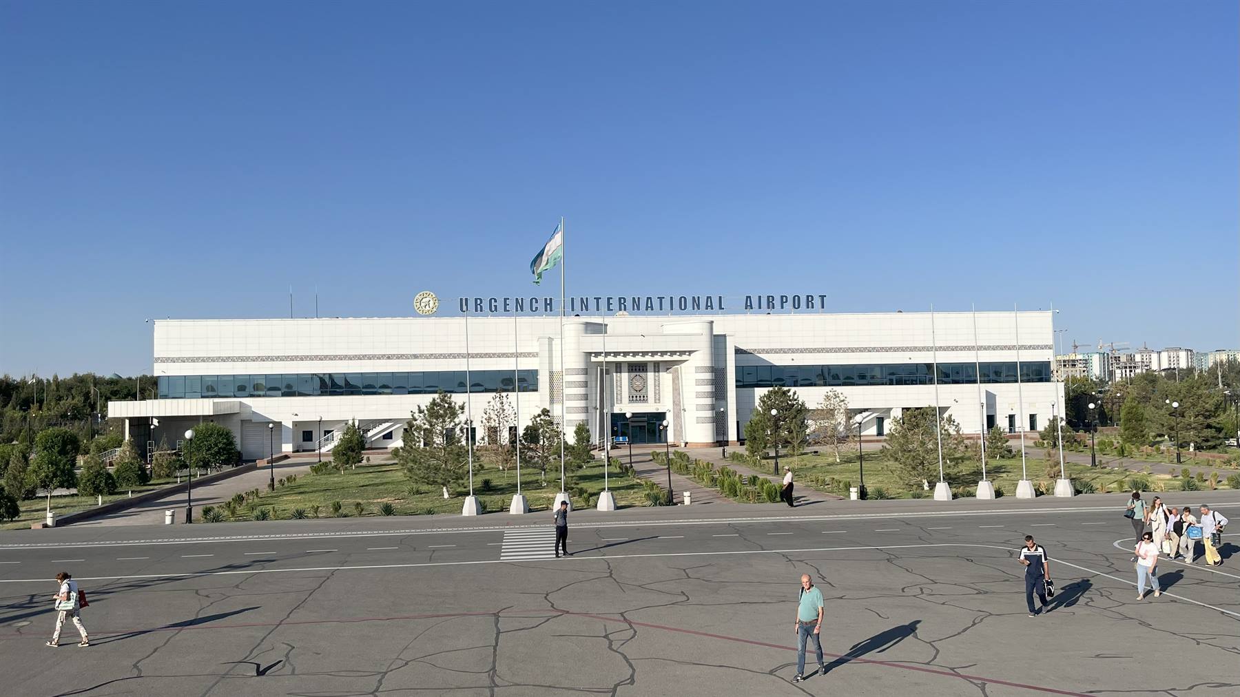 L'aeroporto internazionale di Nukus, facciata bianca, bandiera al vento