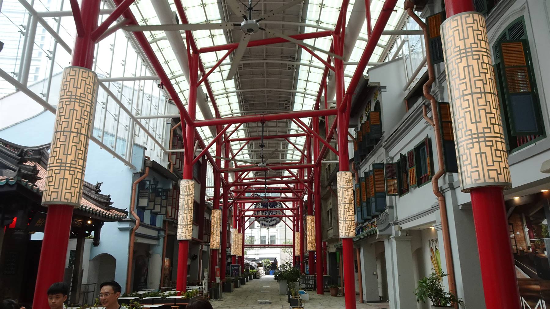 Sotto il rosso di Chinatown, il cuore batte lento e luminoso.