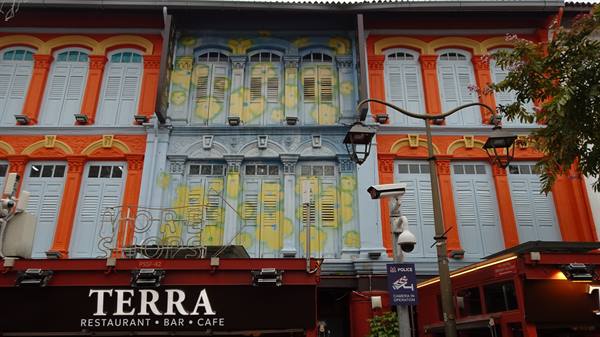 Colourful façades that tell stories: Singapore wins you over at every corner.