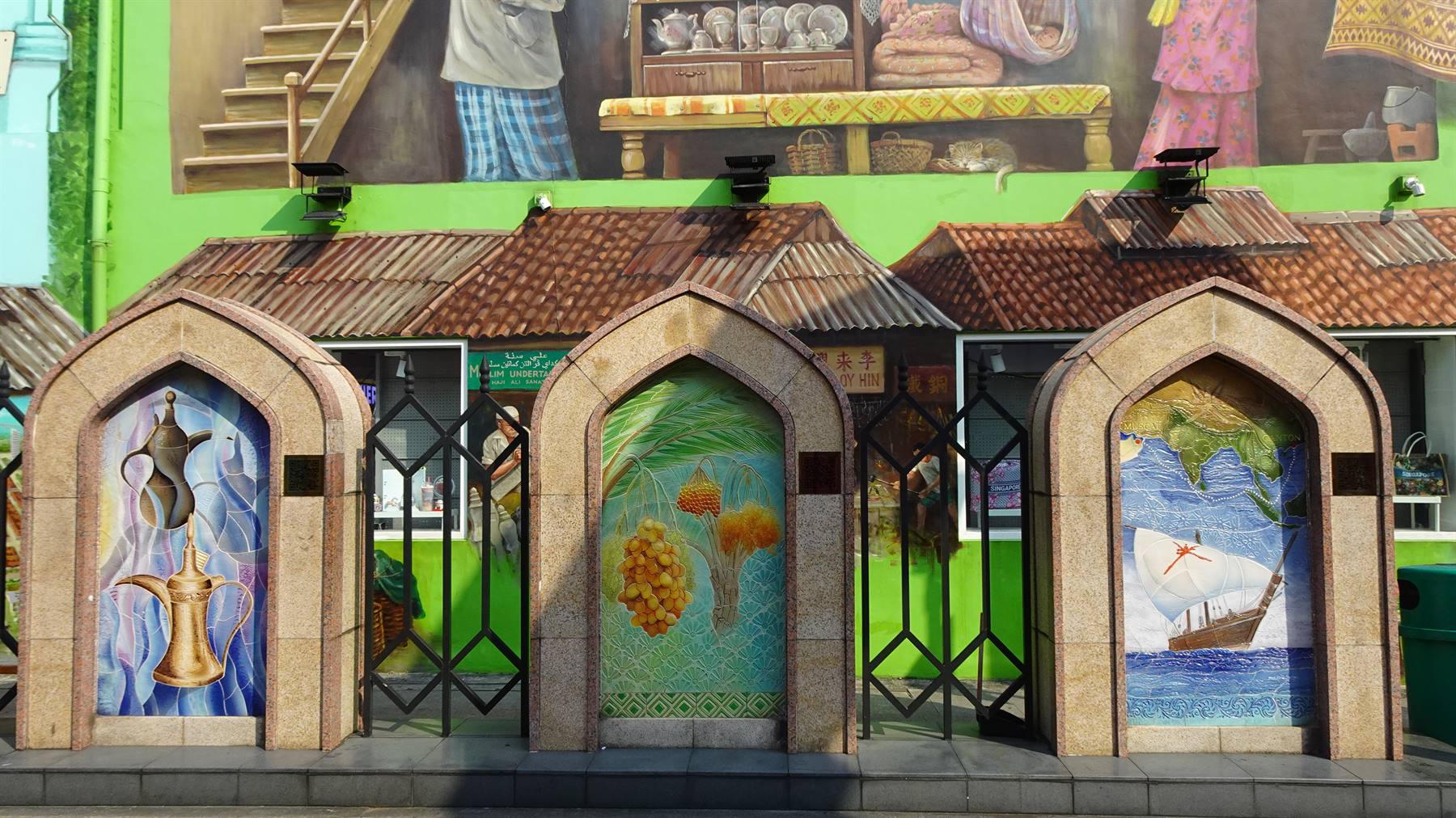 Tre archi in pietra con pannelli dipinti, mosaici e murales, Arab Street, Singapore