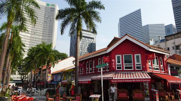 Red houses and palms among the skyscrapers: Singapore smiles at you.