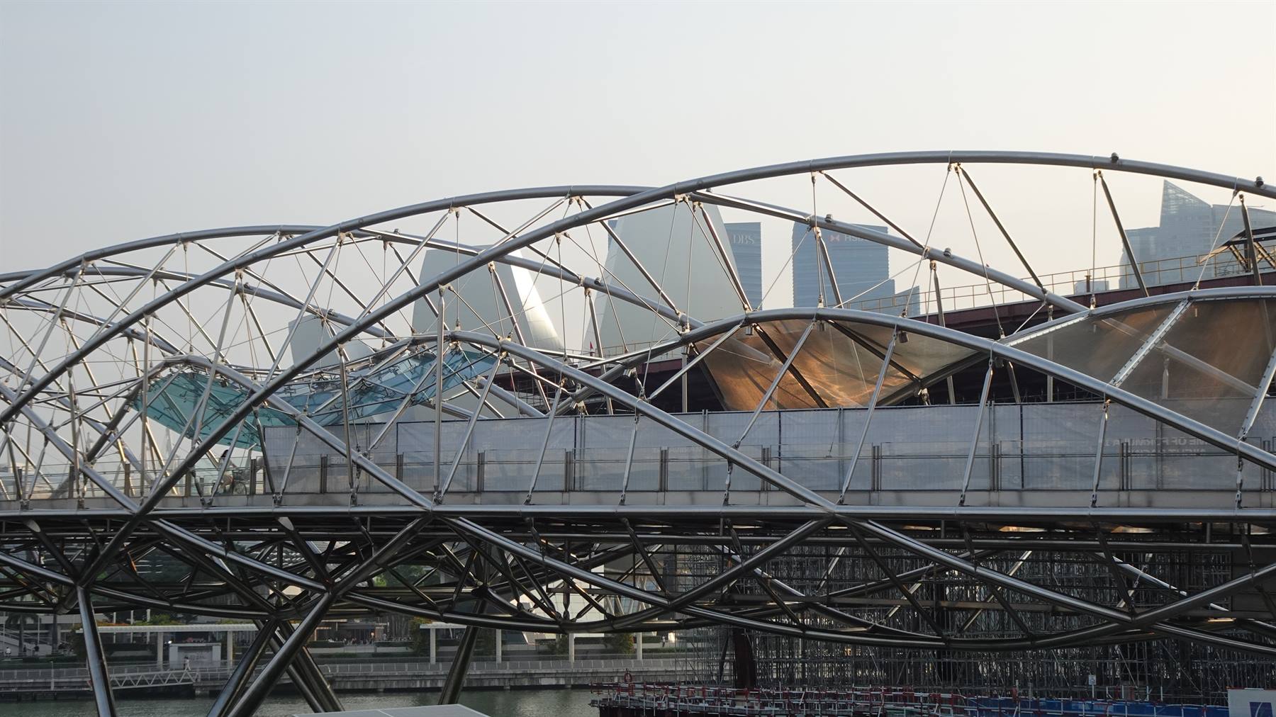 Ponte Helix a Singapore: struttura d'acciaio intrecciata sulla baia