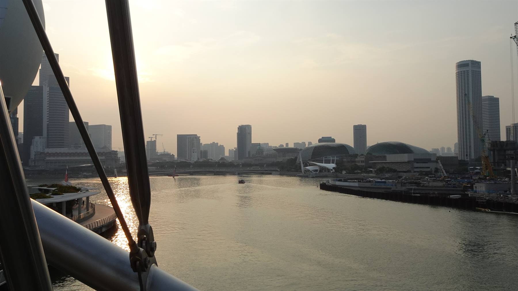 Baia di Marina a Singapore al mattino, grattacieli e Sciencide ArtScience Museum dall'alta ruota