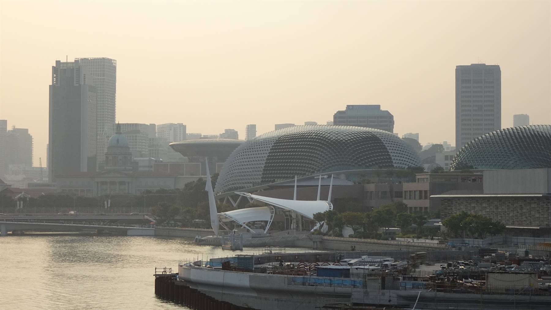 L'Esplanade Theatres sulla baia a Singapore tra grattacieli nella nebbia