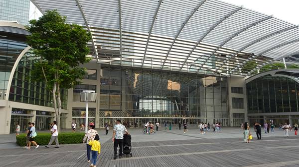 A family walk in front of Marina Bay Sands, memories that stay in the heart.