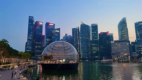 The glass dome of the Apple Store floats on Marina Bay, Singapore