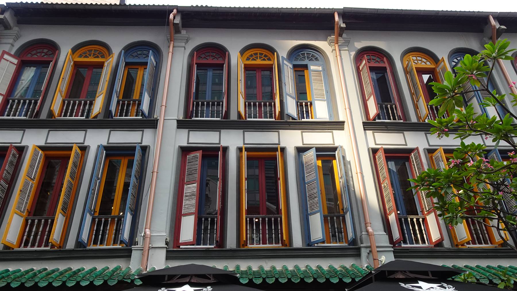 Case shophouse coloniali con persiane colorate aperte, Singapore