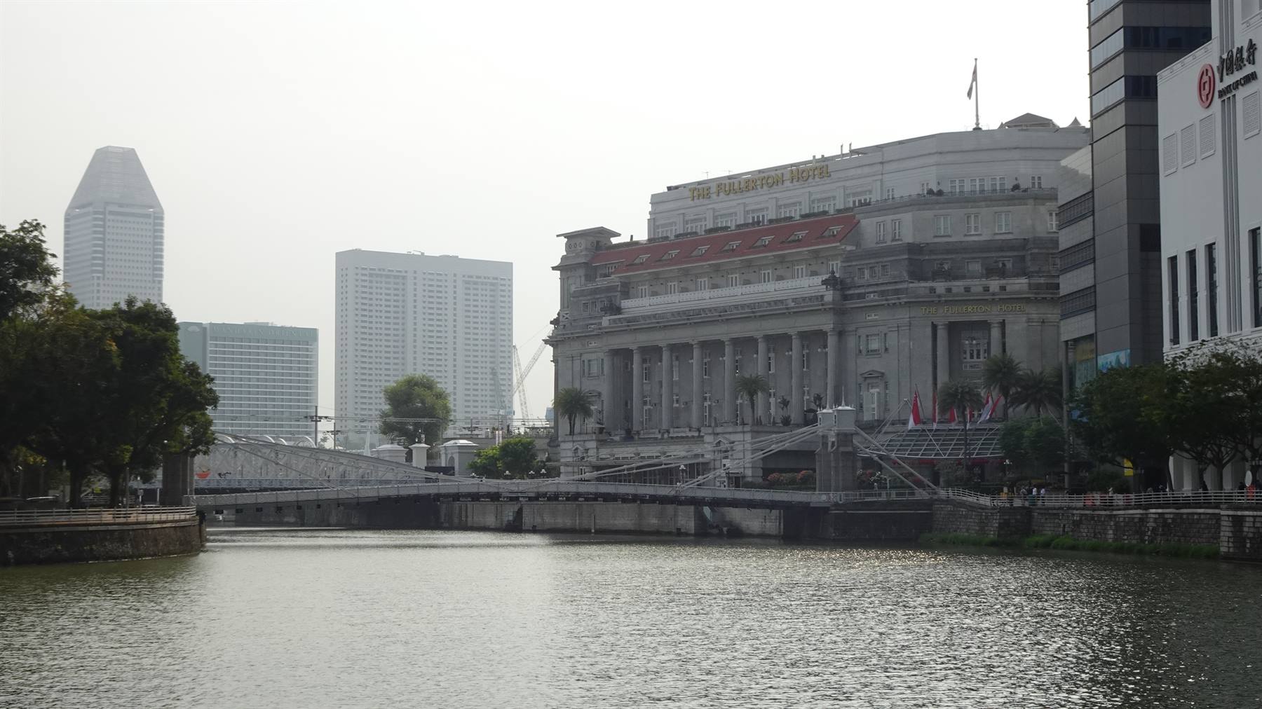Sulla riva del fiume, Singapore mescola storia e grattacieli sotto una luce soffusa.
