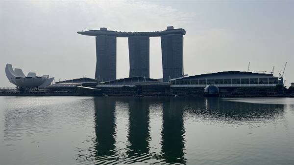 Singapore welcomes us: Marina Bay Sands mirrors in the quiet water.