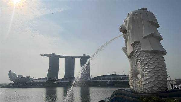 The Merlion greets us under the sun: Singapore, a magical first encounter.
