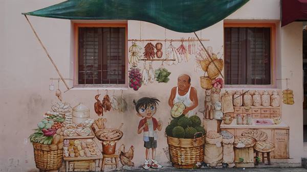 A mural alive with stories: the market still smells of memories.