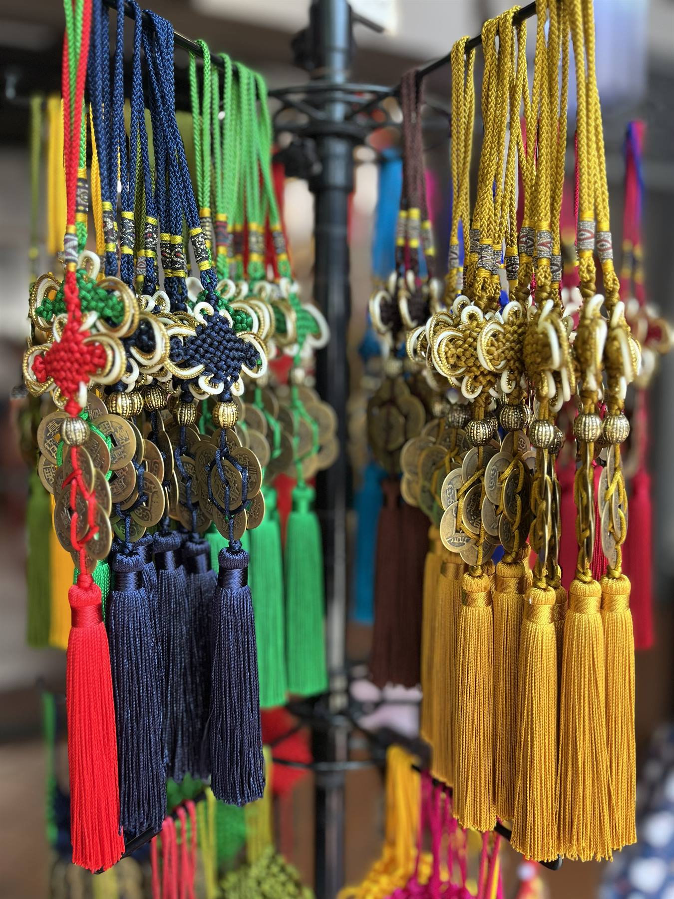 Colori e fortuna appesi al mercato: ho scelto il mio portafortuna.