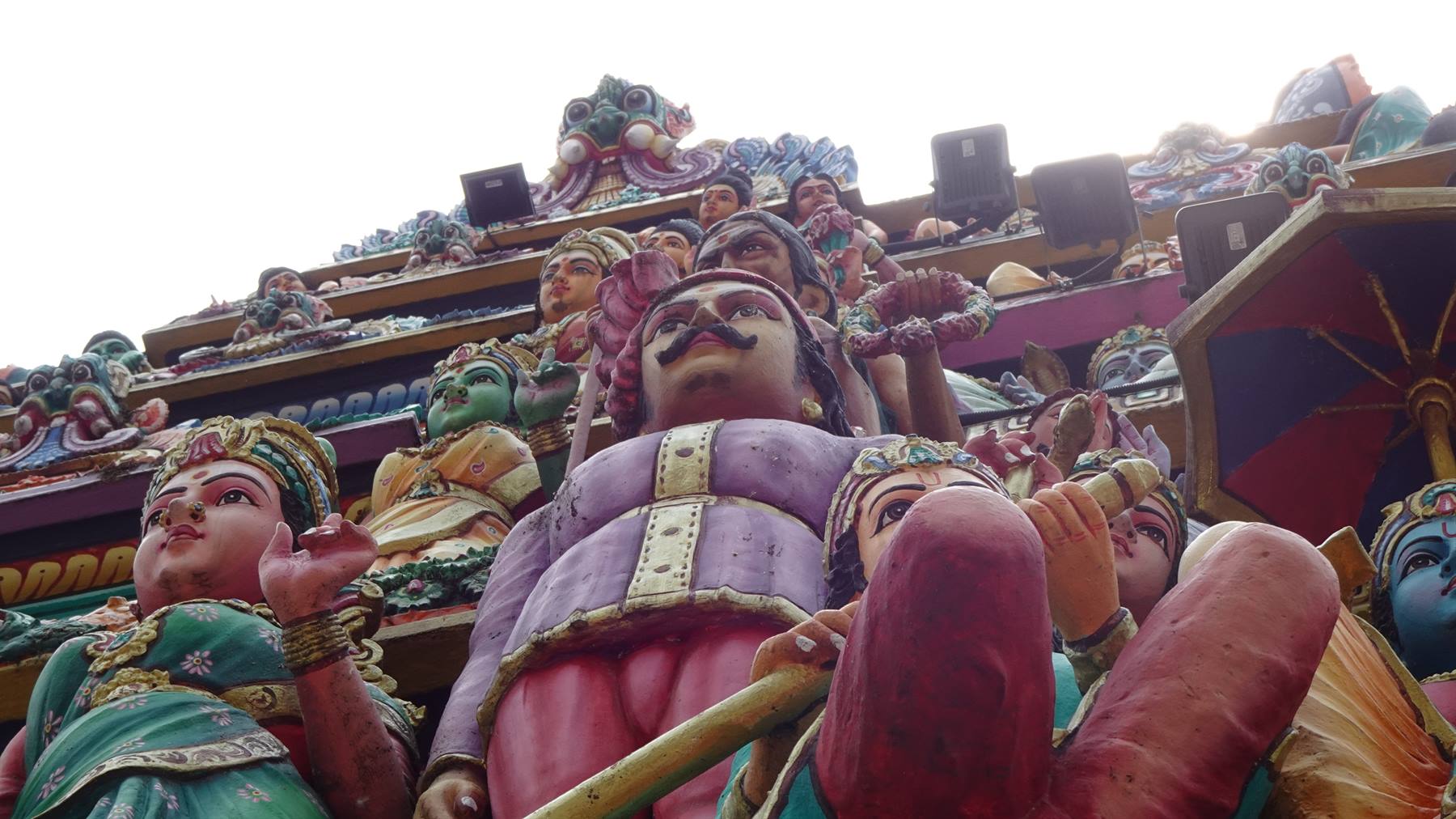 Statue dipinte di divinità indù sulla gopuram di un tempio