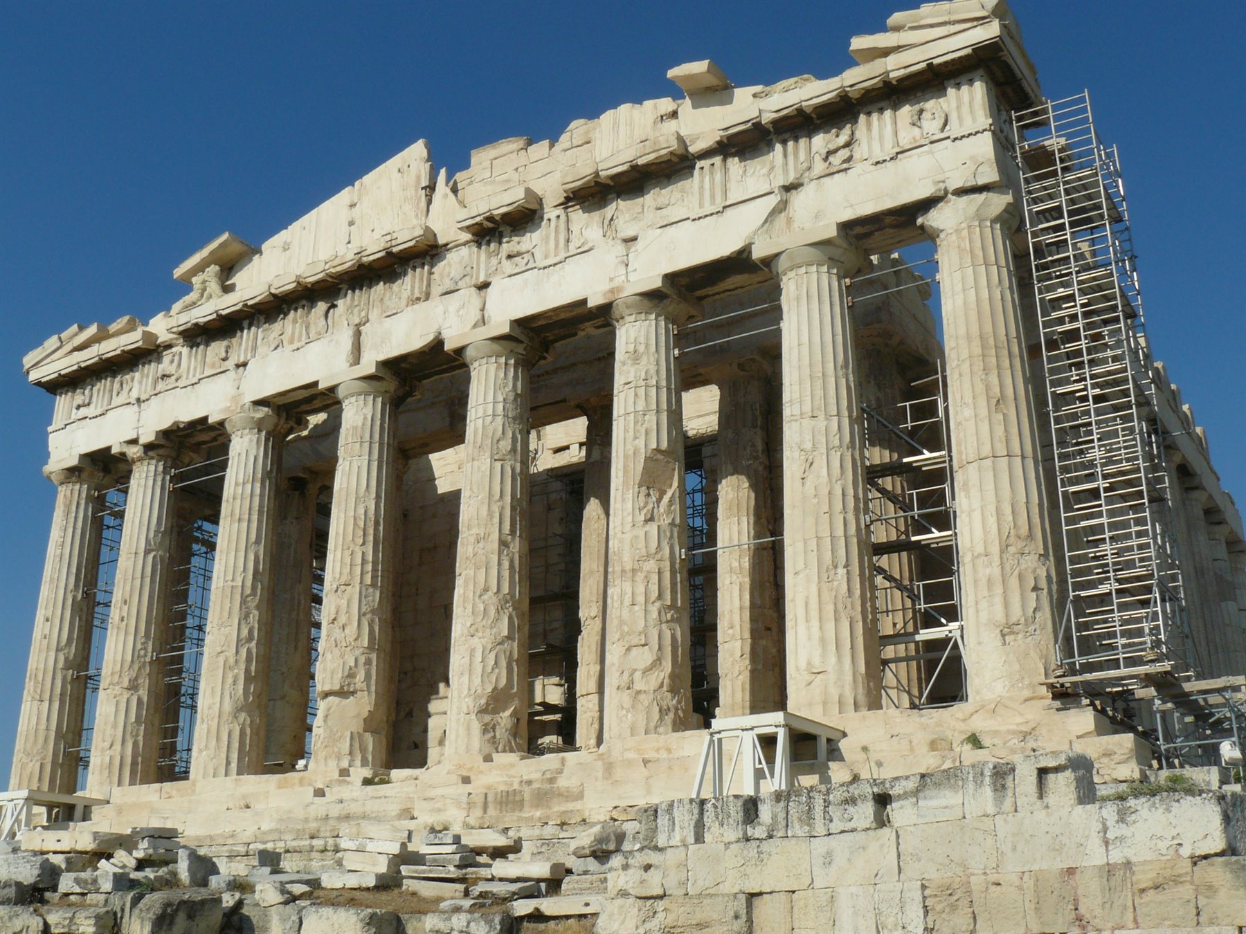 Il Partenone sull'Acropoli di Atene, colonne marmoree e impalcature sotto il cielo azzurro