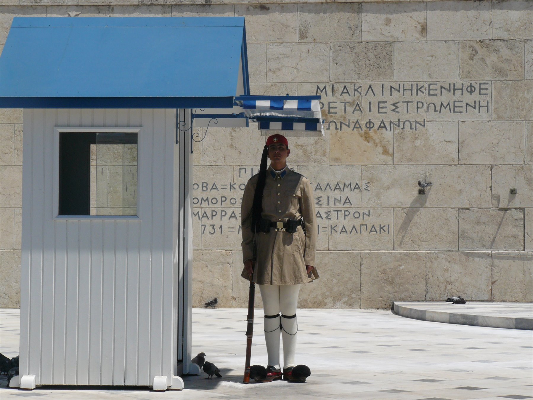 Guardia evzone in uniforme davanti al sepolcro del Milite Ignoto, Atene