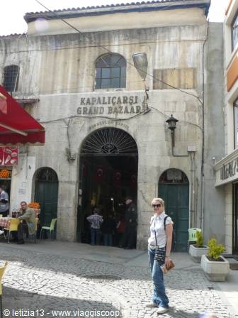 Tourist in front of the historic Kapalıçarşı, the Grand Bazaar in Istanbul
