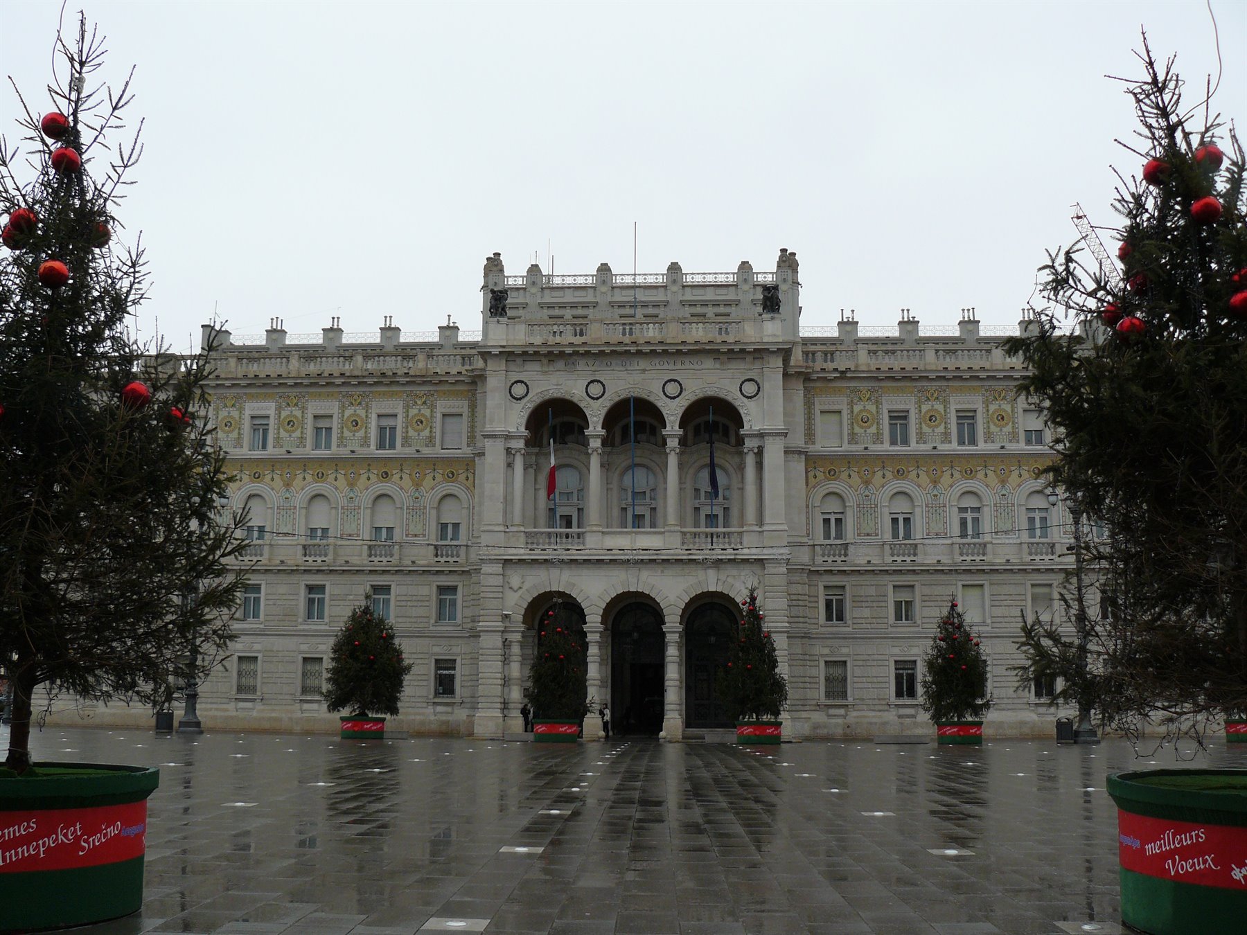 Palazzo del Governo in Piazza Unità a Trieste, pioggia e alberi natalizi