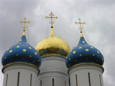 Blue star-painted domes and gilded central dome of cathedral, Sergiev Posad