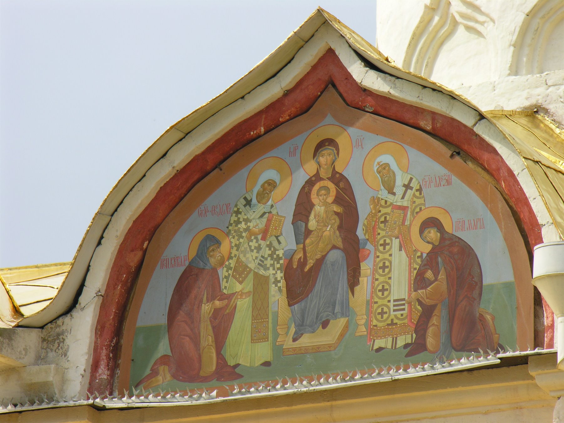 Affresco religioso sotto il timpano di una chiesa ortodossa, cielo chiaro
