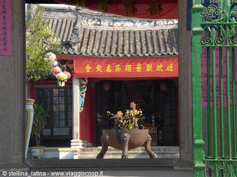 Hoi An: the ancient houses, congregations and altars
