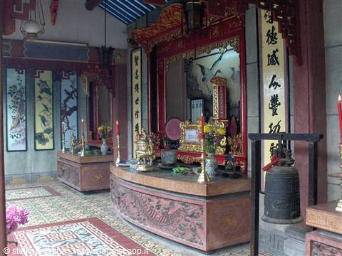 Hoi An: the ancient houses, congregations and altars
