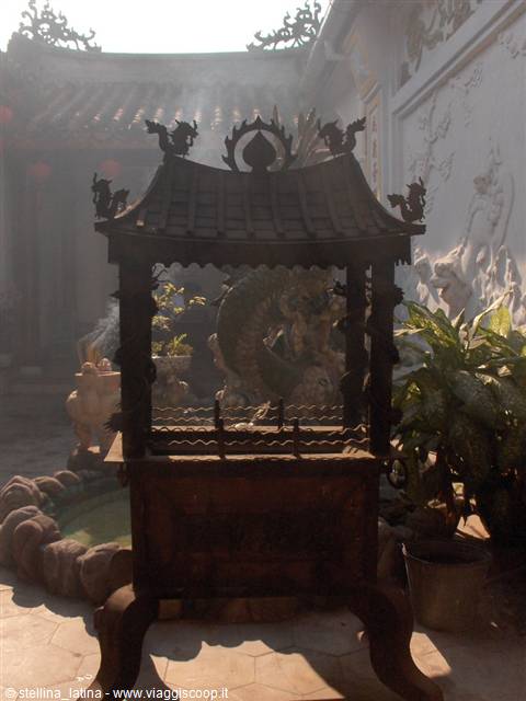 Hoi An: the ancient houses, congregations and altars